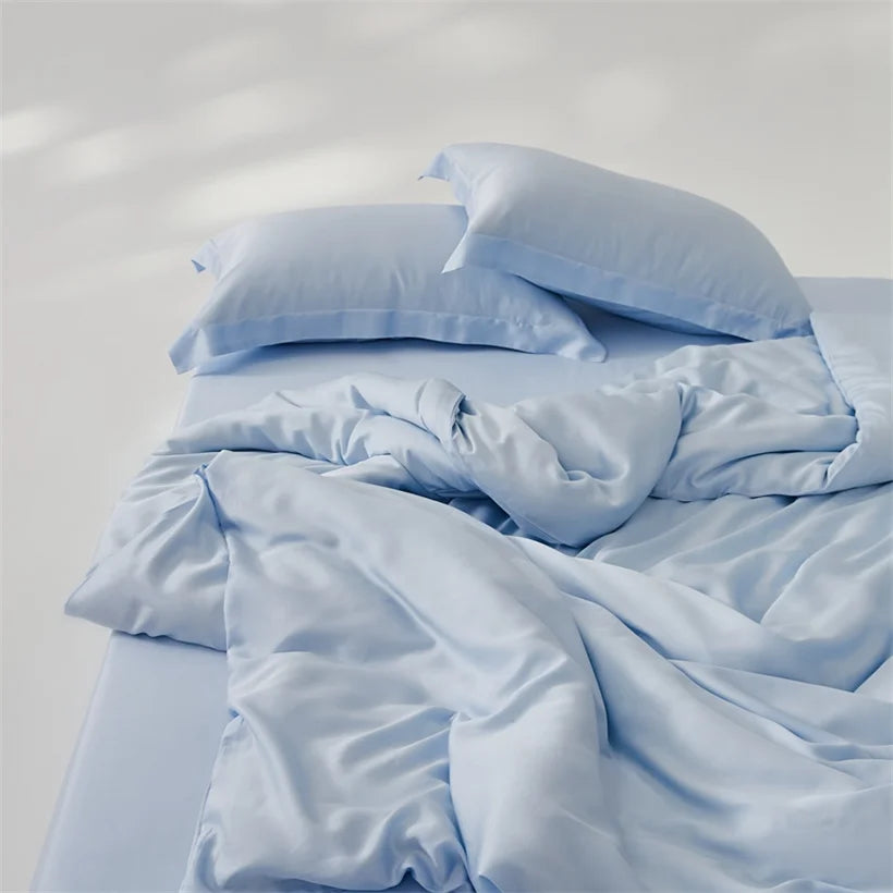 Chambre élégante avec housse de couette en soie bleu 
