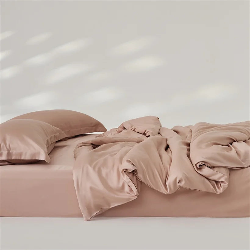 Chambre élégante avec housse de couette en soie brun