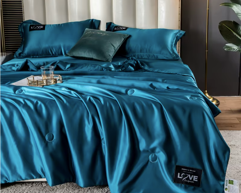 Lit double avec couette d’été en soie naturelle bleu paon