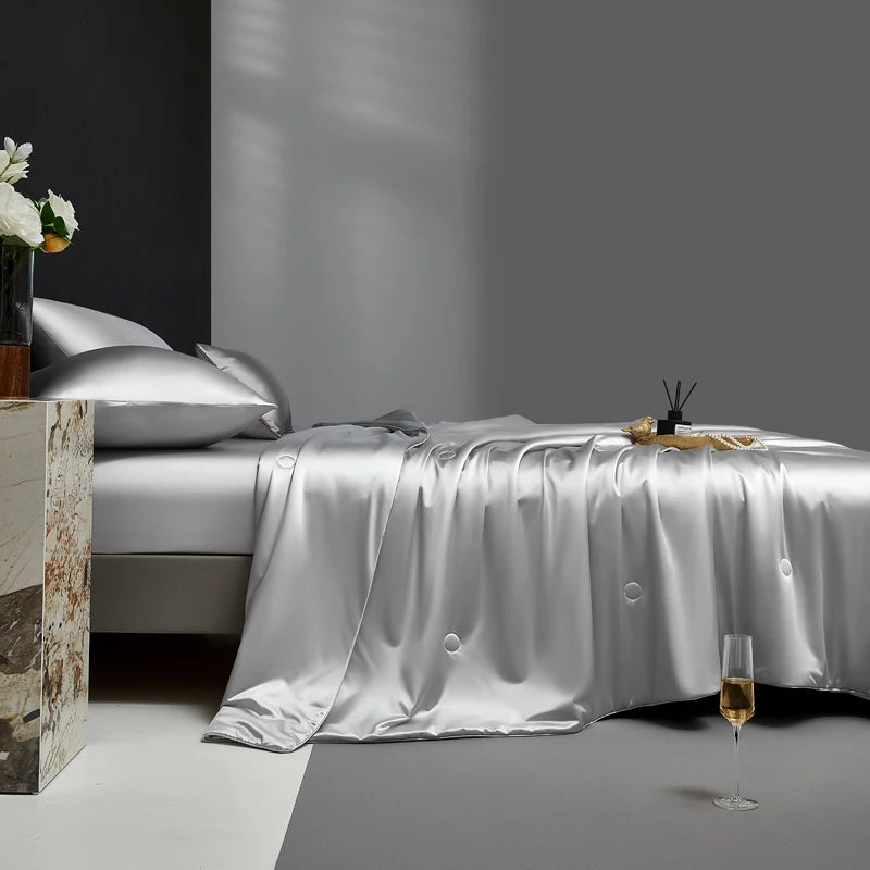 Lit queen décoré d’une couette en soie de mûrier gris