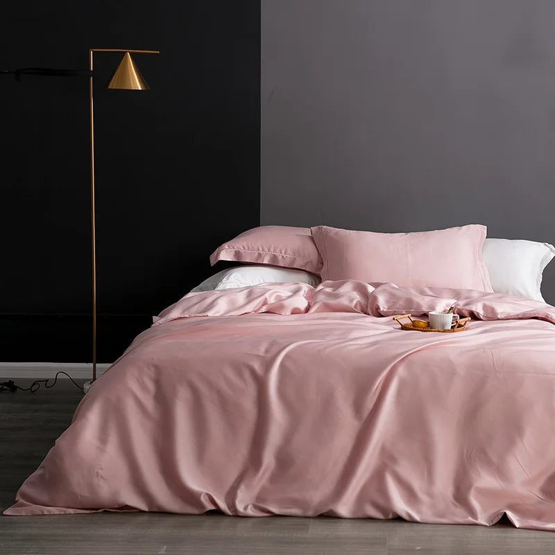 Lit Single habillé d’une housse de couette en soie naturelle rose