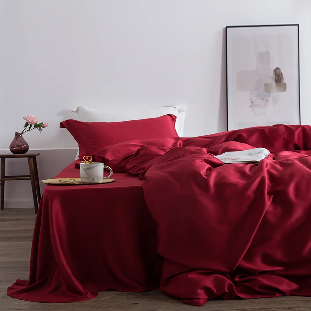 Parure de lit en soie de Mûrier installée dans une chambre élégante et luxueuse. rouge