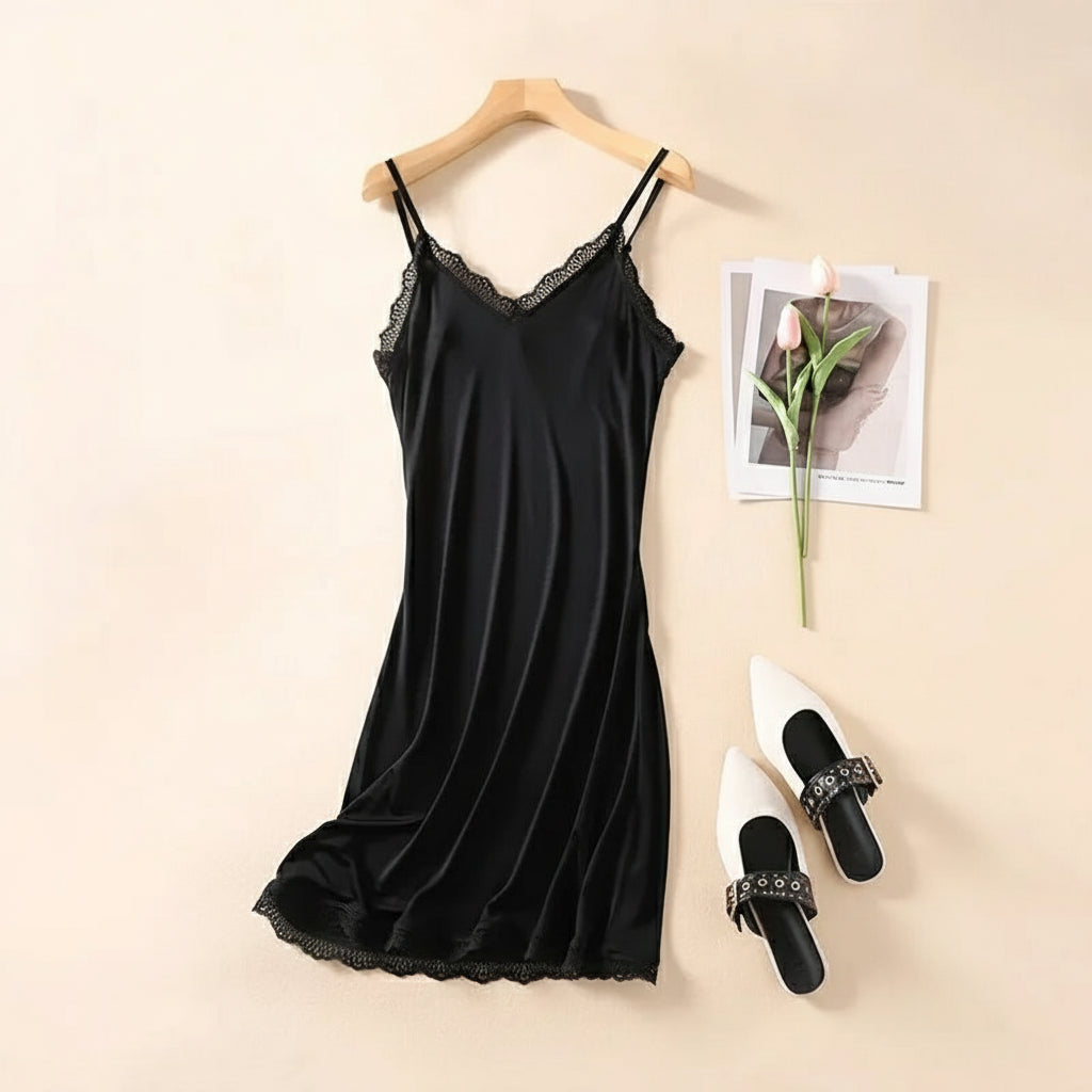 Dentelle délicate sur nuisette femme en soie noir