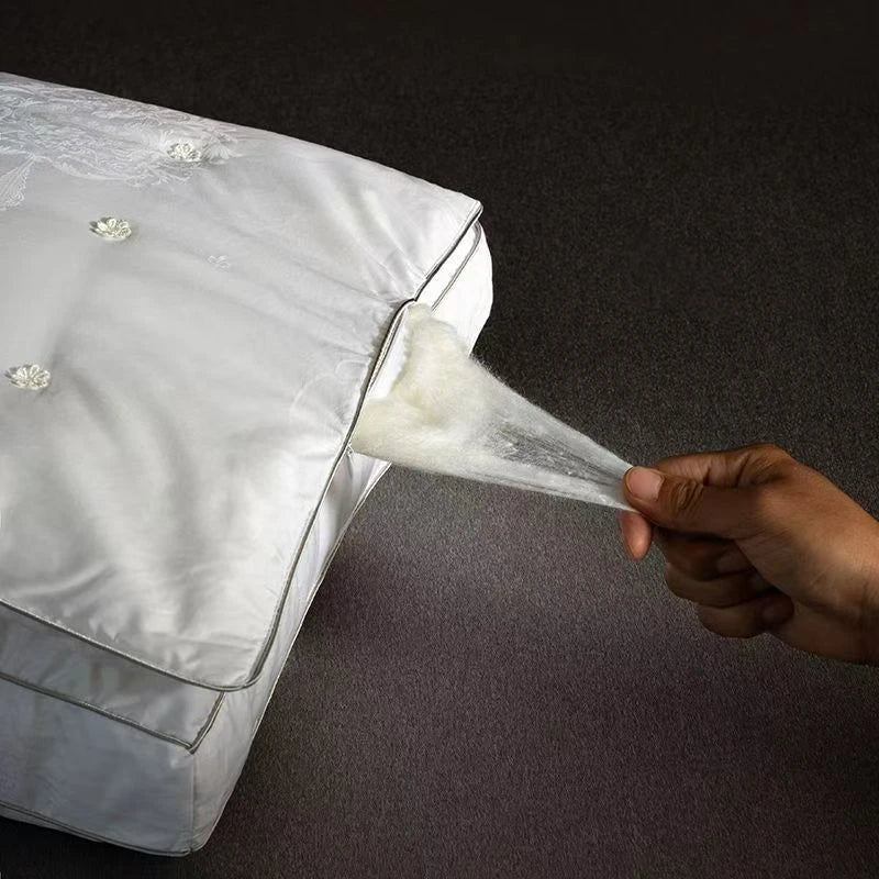 Détail housse en coton satin jacquard oreiller soie