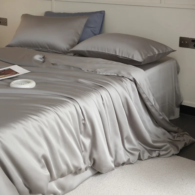 Parure de lit en soie naturelle dans une chambre décorée gris 