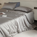 Parure de lit en soie naturelle dans une chambre décorée gris 