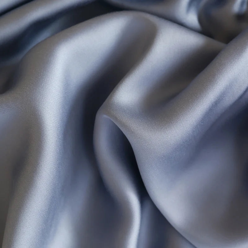 Gros plan du tissu de soie naturelle – texture luxe bleu lavande 