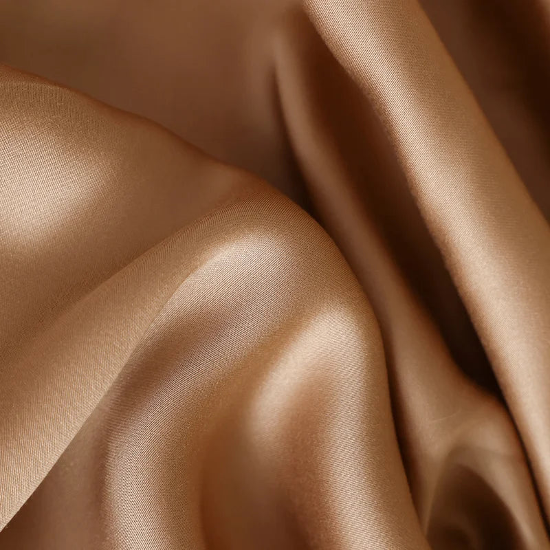 Gros plan du tissu de soie naturelle – texture luxe brun