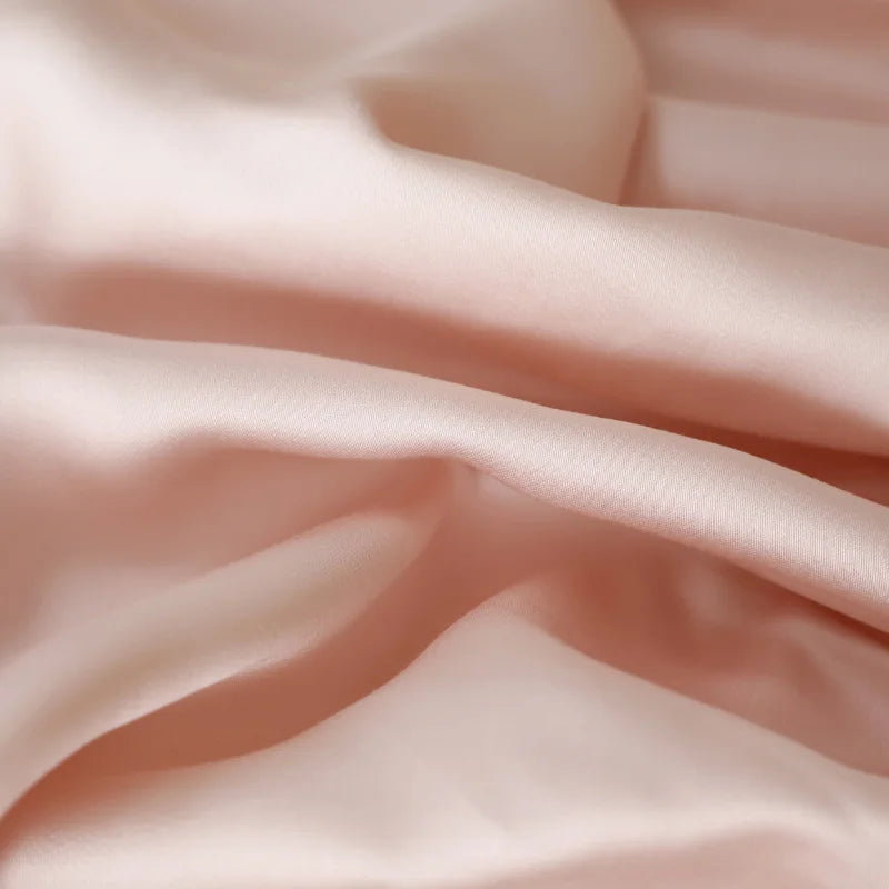 Gros plan du tissu de soie naturelle – texture luxe rose peche