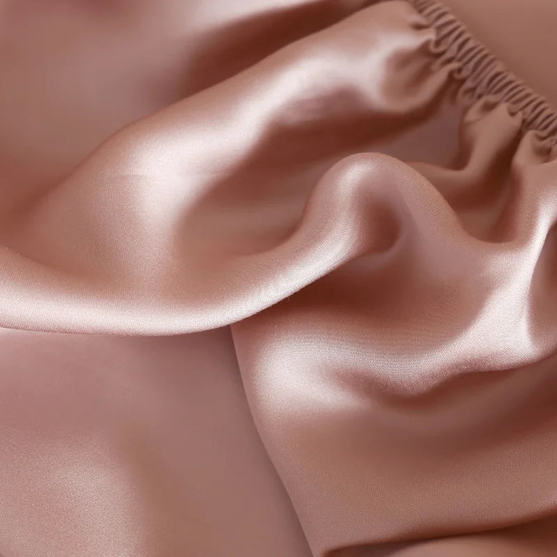 Gros plan du tissu de soie naturelle – texture luxe rose saumon