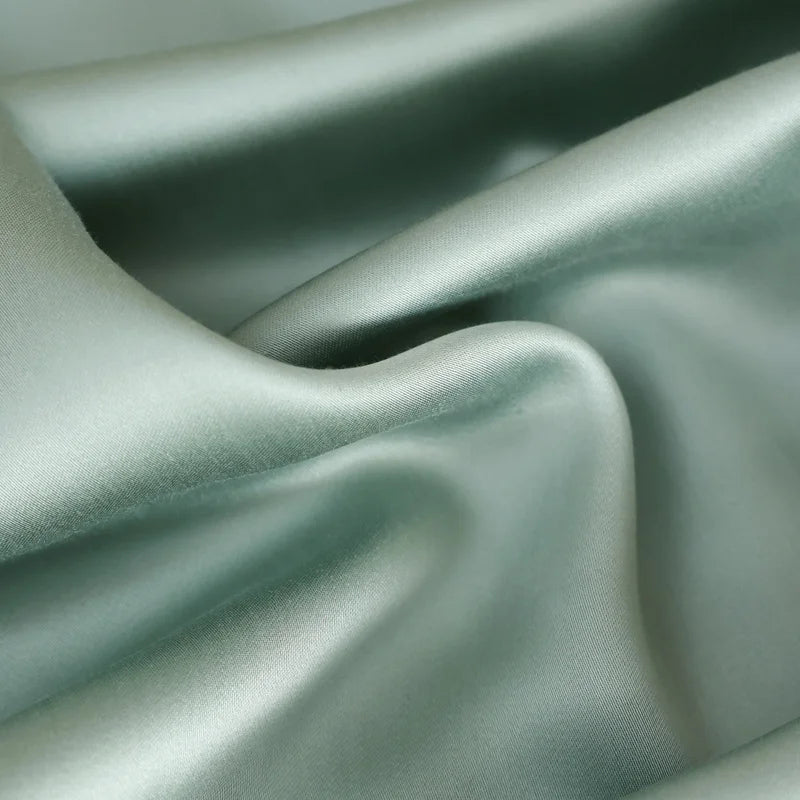 Gros plan du tissu de soie naturelle – texture luxe vert