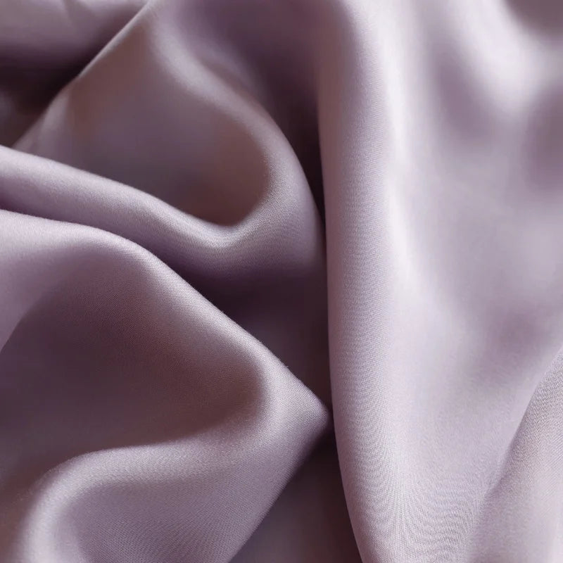 Gros plan du tissu de soie naturelle – texture luxe violet 