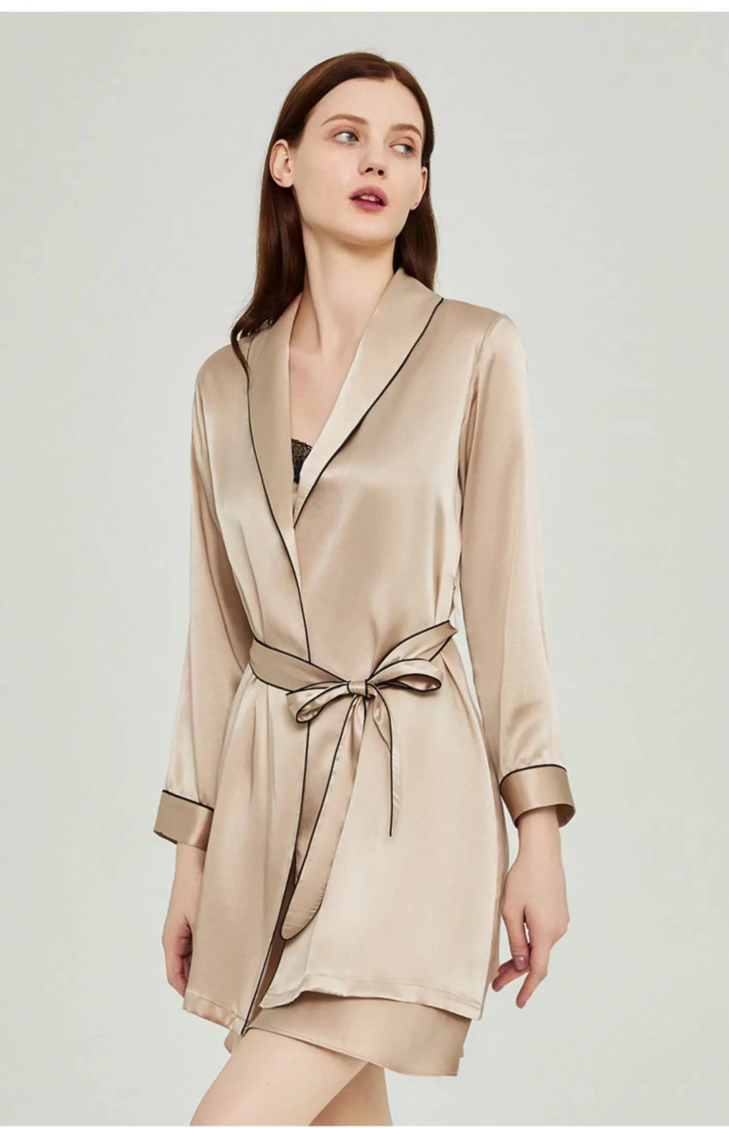 Kimono robe de nuit délicate – silhouette élégante