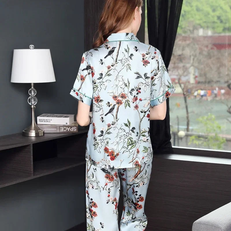 Pyjama soie chic motif fleurs, confort et élégance