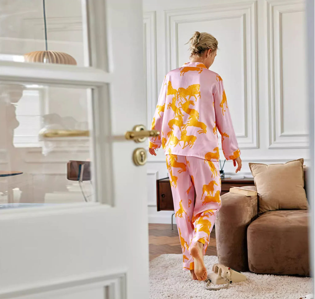 Détail motif cheval sur pyjama en soie rose et orange
