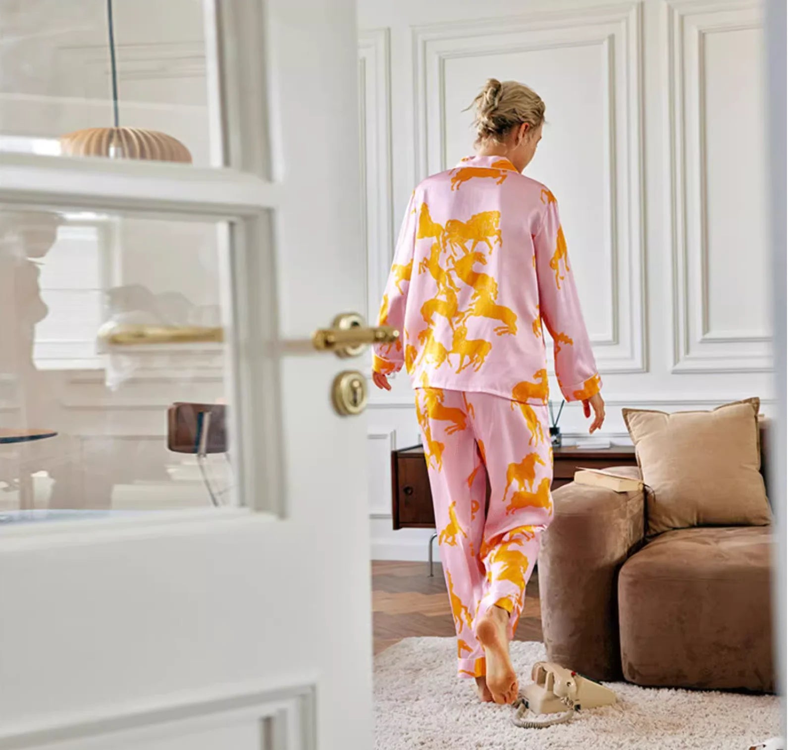 Détail motif cheval sur pyjama en soie rose et orange