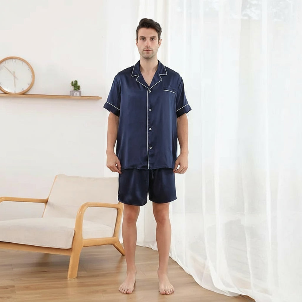 Détail du col et des manches courtes du pyjama, finition soignée et luxueuse. bleu