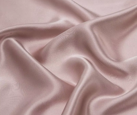 Tissu lisse et haut de gamme en soie naturelle rose