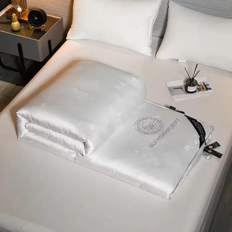 Couette en soie hypoallergénique adaptée aux peaux sensibles blanc