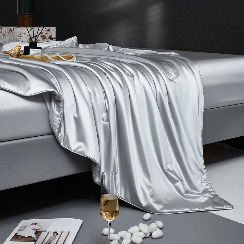 Luxe et confort de sommeil avec couette en soie gris