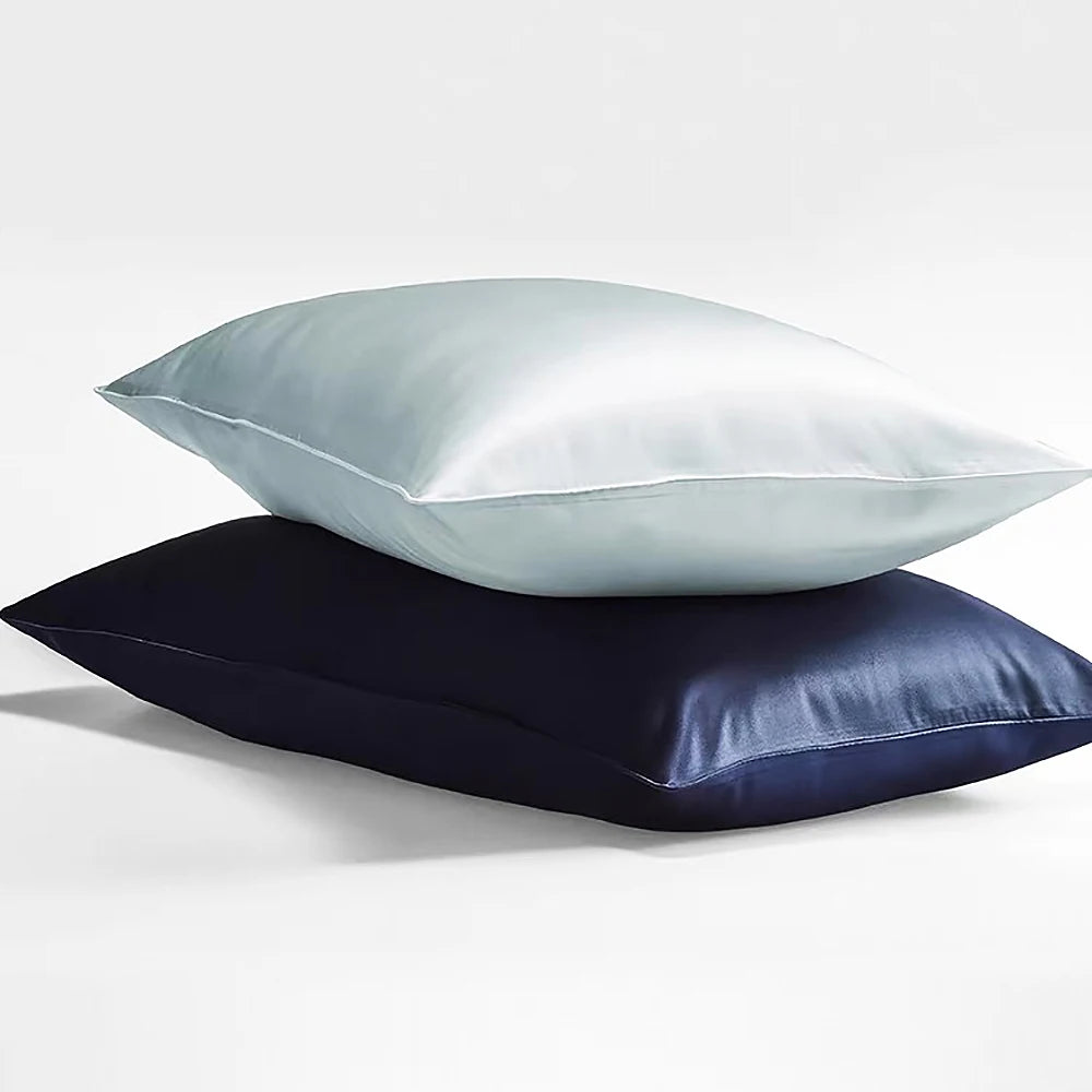 Habillez votre lit avec cette taie en soie luxueuse et naturelle, idéale pour préserver la beauté de vos cheveux et votre peau.