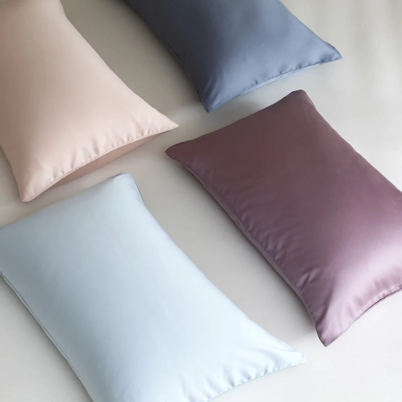 Dormez sur un nuage avec cette taie d’oreiller en pure soie de mûrier, reconnue pour ses bienfaits anti-âge et anti-frisottis.
Naturelle, respirante et élégante, elle prend soin de votre peau et de vos cheveux tout en sublimant votre literie.
Une idée **cadeau raffinée pour femme ESSENCE ET SOIE TAIE D OREILLER EN SOIE COULEUR MULTIPLE PRUNE BLEAU CLAIRE BLAU NUIT BEIGE 