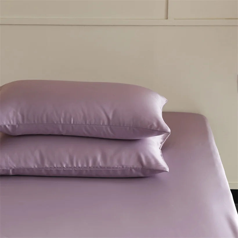 Notre taie d’oreiller en soie naturelle 40 momme combine élégance et soin.
Anti-rides, anti-frisottis et respirante, elle améliore la qualité de votre sommeil.
Un cadeau raffiné pour femme et homme. 