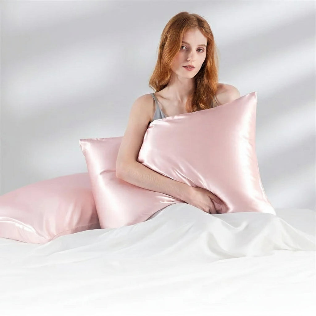 Lifestyle : lot de 2 taies d’oreiller en soie de mûrier sur lit décoré, sommeil et luxe