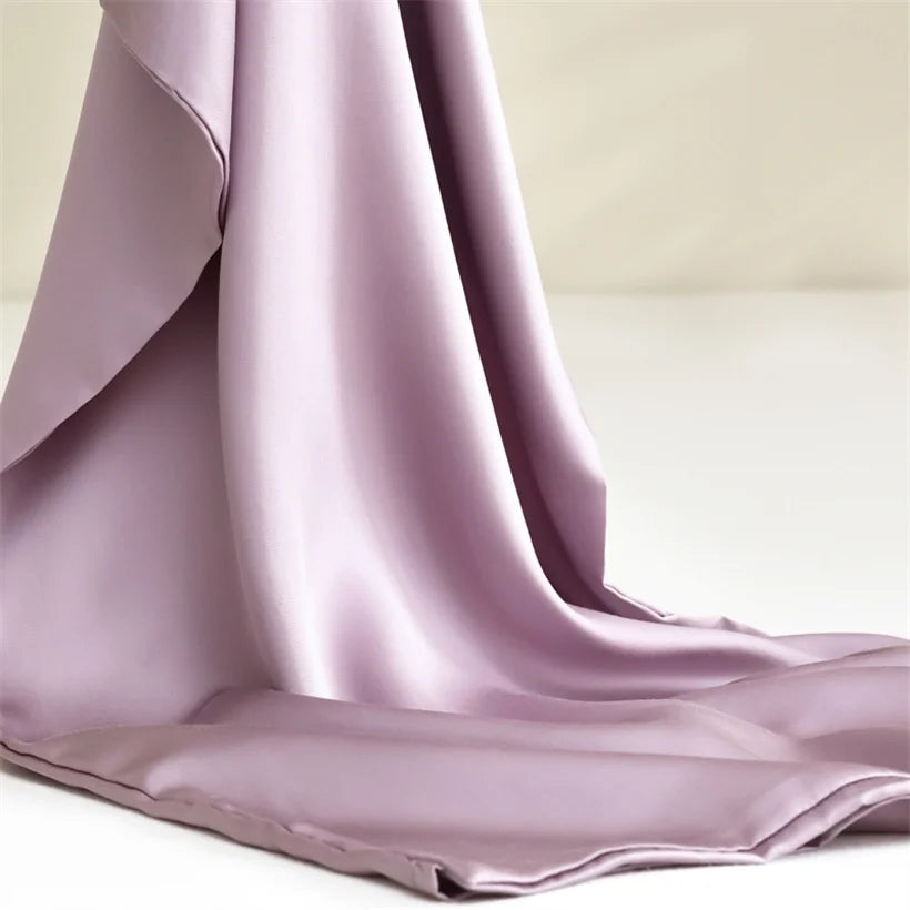 Oreiller avec taie en soie de mûrier sur lit, confort et protection cheveux et peau
