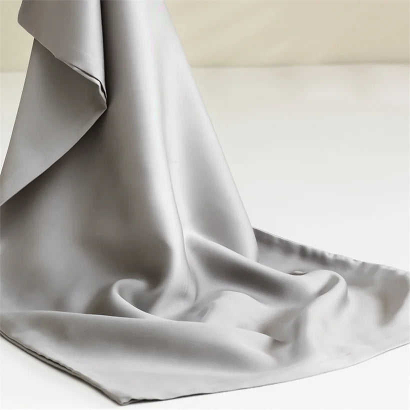 Offrez un sommeil de rêve avec cette taie d’oreiller en soie de mûrier.
Un choix élégant et utile pour un cadeau d’anniversaire, de Noël ou de mariage.
Convient aussi bien aux femmes qu’aux hommes. ESSENCE ET SOIE COULEUR GRIS