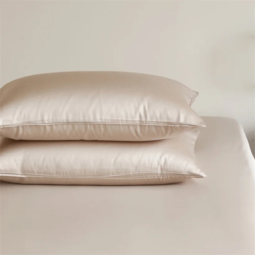 Adoptez la soie naturelle pour des nuits beauté !
Cette taie d’oreiller en soie de mûrier lisse la peau, réduit les rides et élimine les frisottis.
Un must-have luxueux pour femme et homme. ESSENCE ET SOIE COULEUR BEIGE