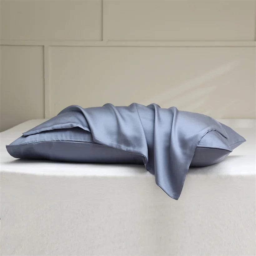 Fabriquée en soie de mûrier 100 % naturelle, cette taie d’oreiller allie beauté, 