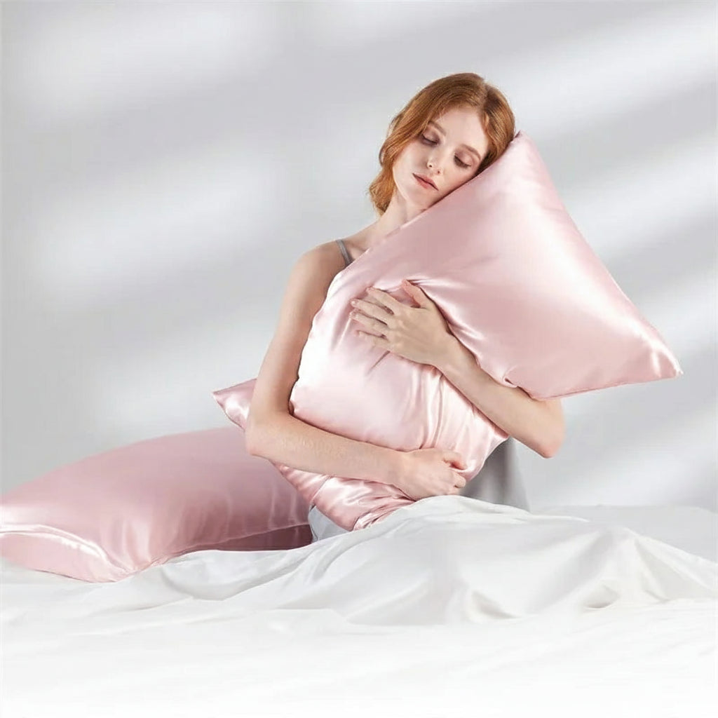 Dormez sur un nuage avec cette taie d’oreiller en pure soie de mûrier, reconnue pour ses bienfaits anti-âge et anti-frisottis.
Naturelle, respirante et élégante, elle prend soin de votre peau et de vos cheveux tout en sublimant votre literie.
Une idée **cadeau raffinée pour femme ESSENCE ET SOIE ROSE HYDRATATION DE LA PEAU