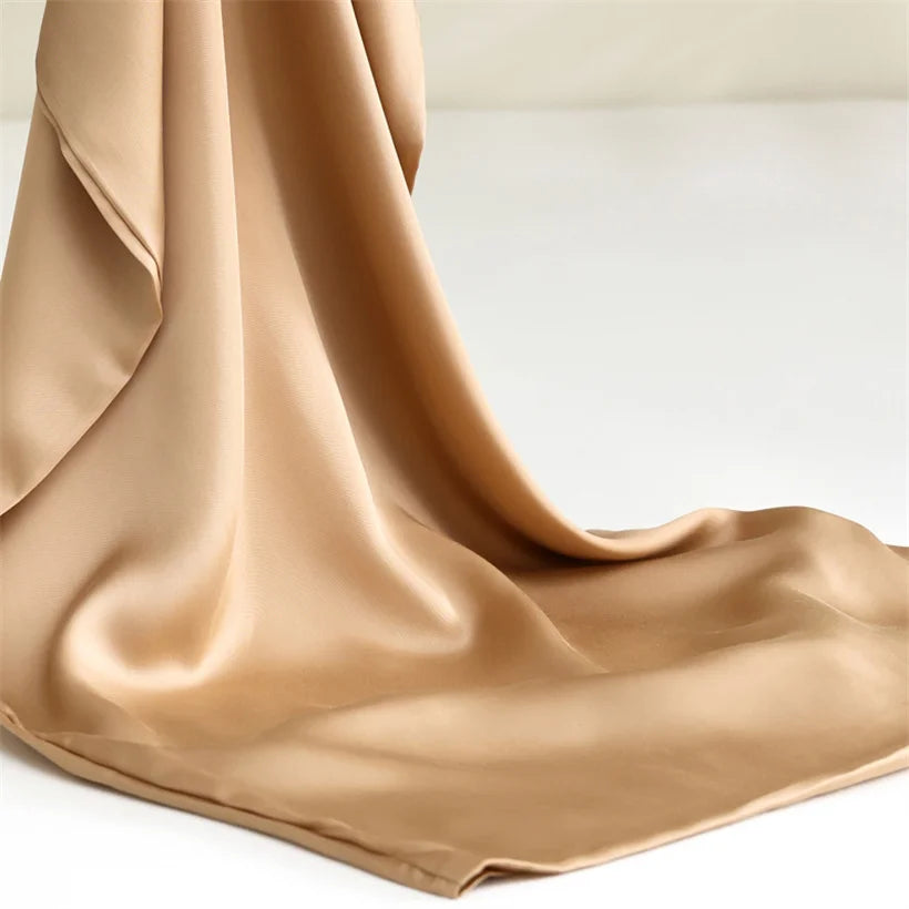 Notre taie d’oreiller en soie naturelle 40 momme combine élégance et soin.
Anti-rides, anti-frisottis et respirante, elle améliore la qualité de votre sommeil.
Un cadeau raffiné pour femme et homme. ESSENCE ET SOIE CARAMEL