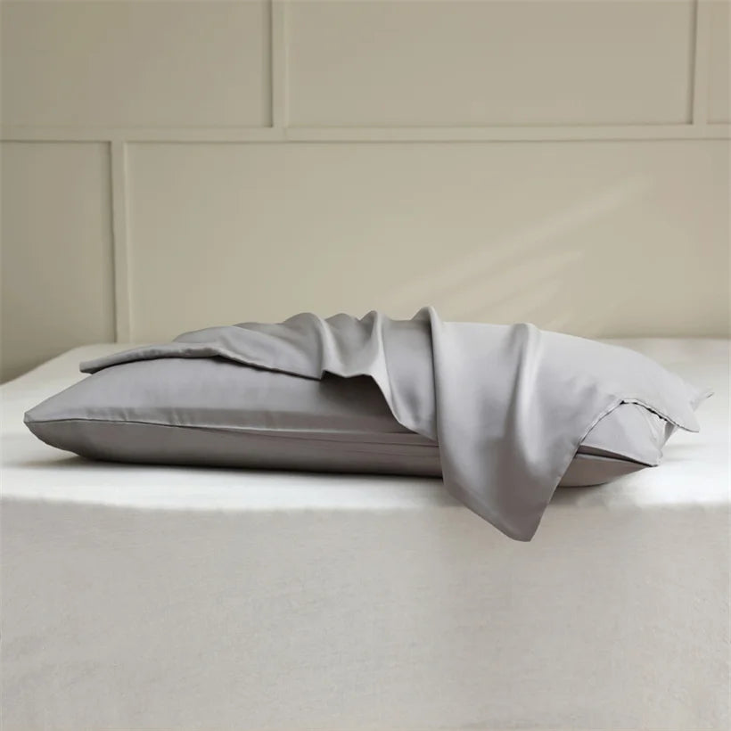 Offrez un sommeil de rêve avec cette taie d’oreiller en soie de mûrier.
Un choix élégant et utile pour un cadeau d’anniversaire, de Noël ou de mariage.
Convient aussi bien aux femmes qu’aux hommes. ESSENCE ET SOIE COULEUR GRIS CLAIRE 
