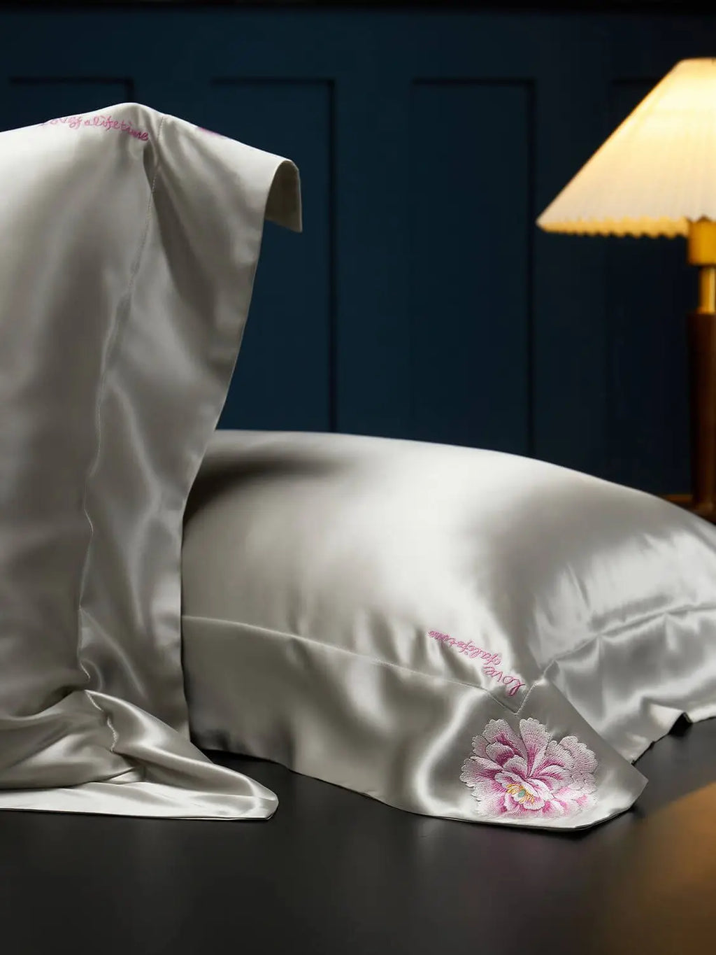 taie d'oreiller en soie brodé a la main essence et soie petite fleur brodé taie d'oreiller haute gamme hotel luxe anti frisottis protege la peau eoko tex  rose