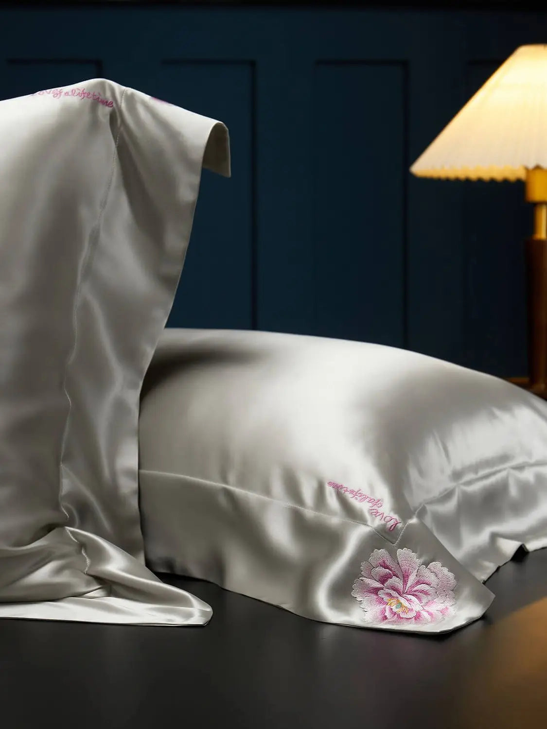 taie d'oreiller en soie brodé a la main essence et soie petite fleur brodé taie d'oreiller haute gamme hotel luxe anti frisottis protege la peau eoko tex  rose