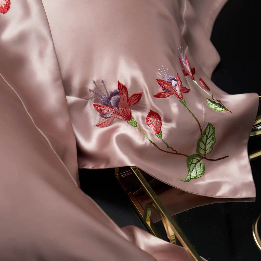 Taie d’oreiller soie mûrier brodée rose – texture soyeuse, protection cheveux nuits rose eoko tex 