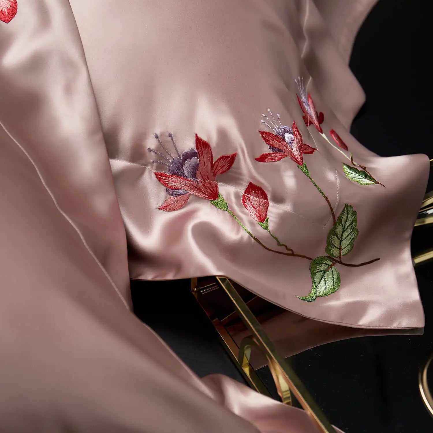 Taie d’oreiller soie mûrier brodée rose – texture soyeuse, protection cheveux nuits rose eoko tex 