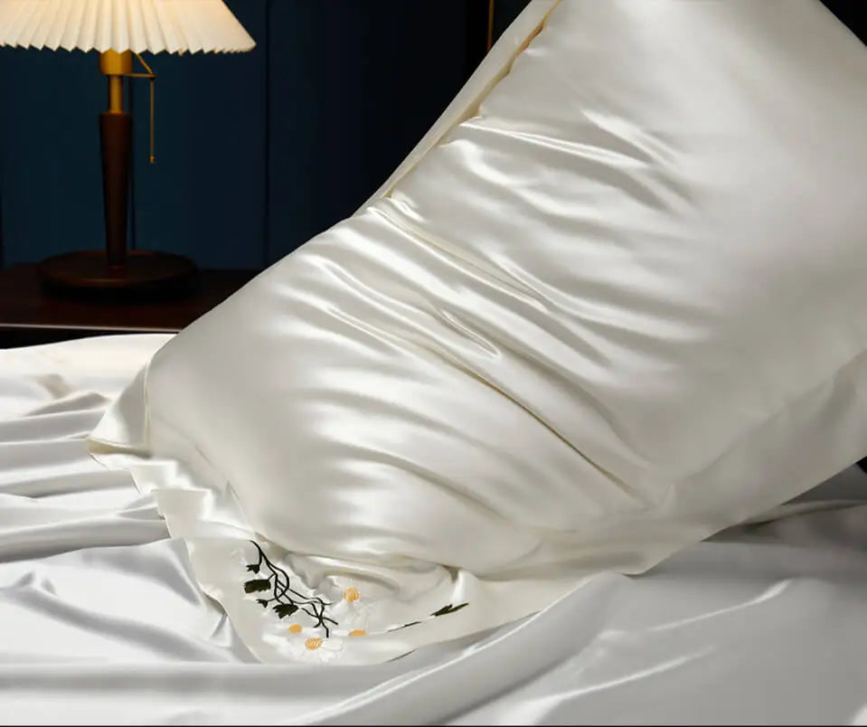 Taie soie mûrier brodée sur oreiller – confort et soin cheveux/peau pendant sommeileoko tex  blanc