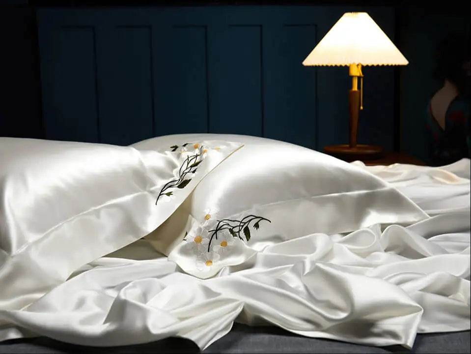 Vue 3D taie soie mûrier brodée – montre forme et ajustement sur oreiller eoko tex 