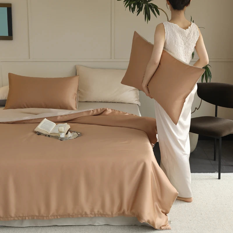 Gros plan sur la texture lisse de la soie de mûrier naturelle marron