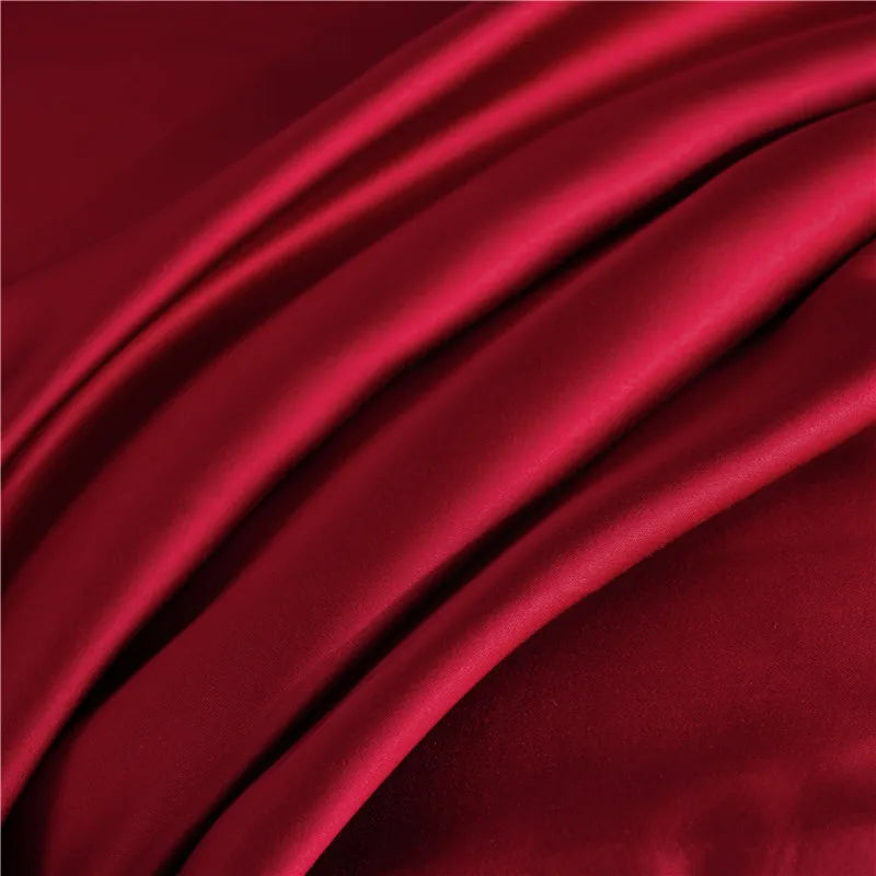 Gros plan de la texture douce de la soie naturelle rouge