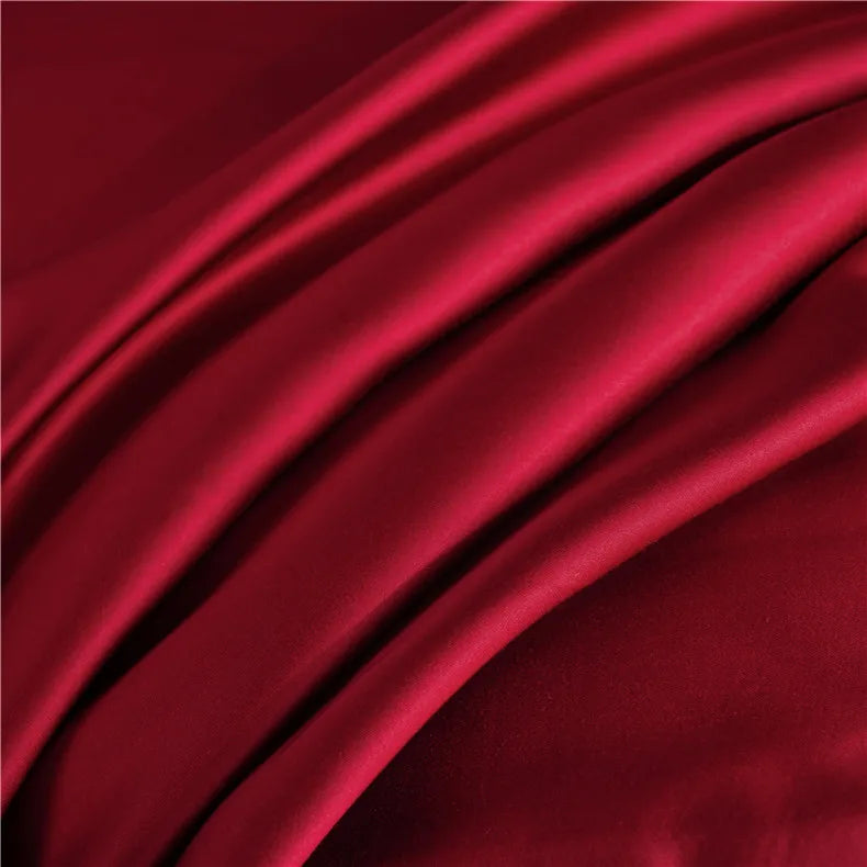 Détail couture housse traversin en soie – finition soignéecouleur rouge 